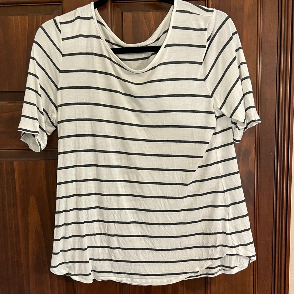 Women’s quarter sleeve v-neck